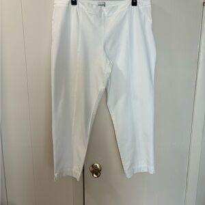 Chico's Classic Women’s White Cropped pants in excellent condition. Size 3